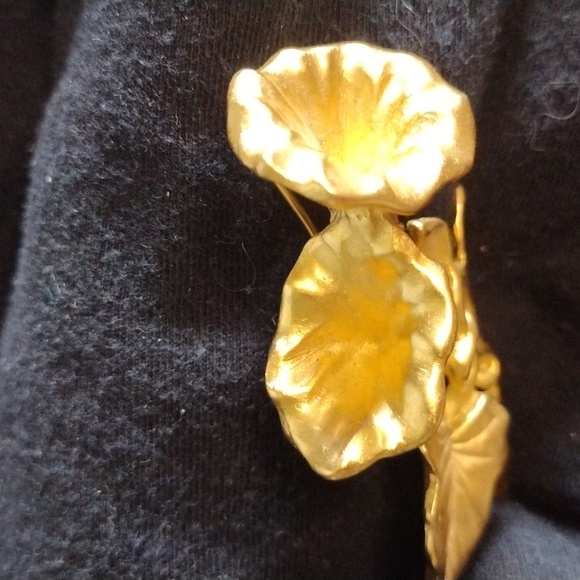 Morning glory and large flower - Picture 6 of 8